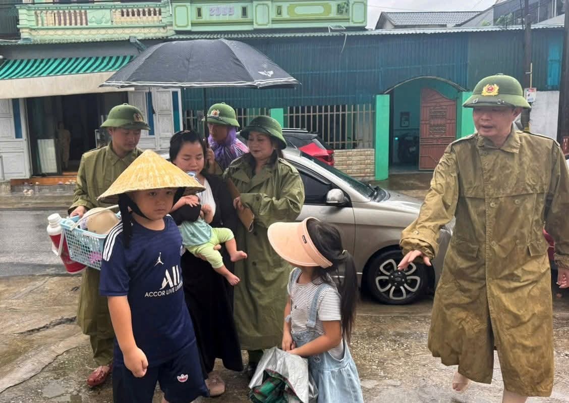 Mưa to, gió lớn giật mạnh Thanh Hóa khẩn trương chạy đua với bão số 5 sơ tán dân trong vùng nguy hiểm