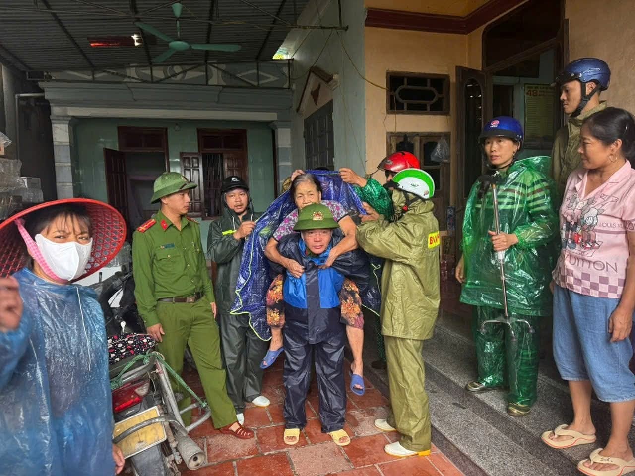 Mưa to, gió lớn giật mạnh Thanh Hóa khẩn trương chạy đua với bão số 5 sơ tán dân trong vùng nguy hiểm