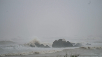 Bão số 5 giật cấp 13 tiến gần đất liền, trọng tâm Nghệ An từ 16-19h