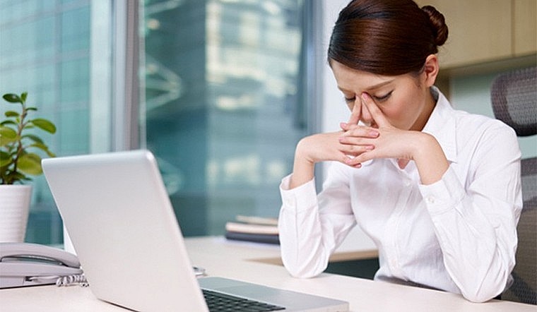 Ngồi lâu trước màn hình dễ gây khô, mỏi mắt và đau đầu.