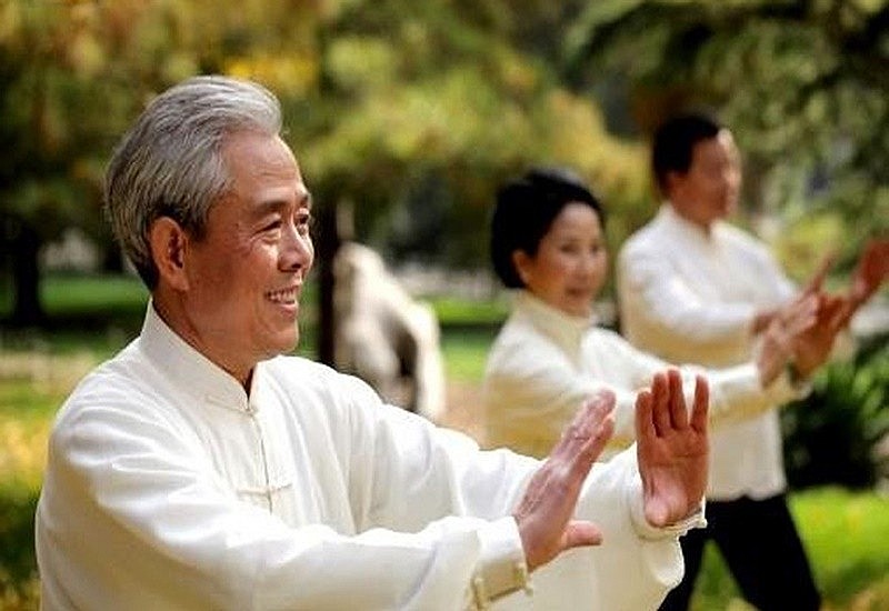 Vận động vừa sức, đều đặn giúp duy trì huyết áp ổn định và bảo vệ não bộ khỏe mạnh.