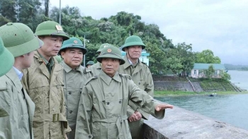 Bí thư Tỉnh ủy Thanh Hóa trực tiếp vào vùng tâm điểm, kiểm tra công tác ứng phó bão số 5