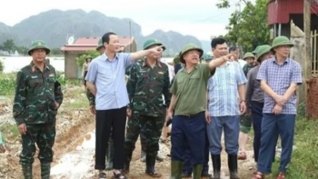 Chủ tịch UBND tỉnh Thanh Hóa trực tiếp chỉ đạo khắc phục điểm vỡ kênh, gia cố đoạn đê xung yếu