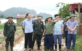 Chủ tịch UBND tỉnh Thanh Hóa trực tiếp chỉ đạo khắc phục điểm vỡ kênh, gia cố đoạn đê xung yếu