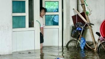 Thanh Hóa: Lũ dâng cao bất ngờ, nhiều hộ dân bất lực nhìn đồ đạc chìm trong nước