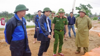 Thanh Hóa: Lực lượng chức năng xã Ba Đình xuyên đêm hỗ trợ nhân dân vùng ngập lụt