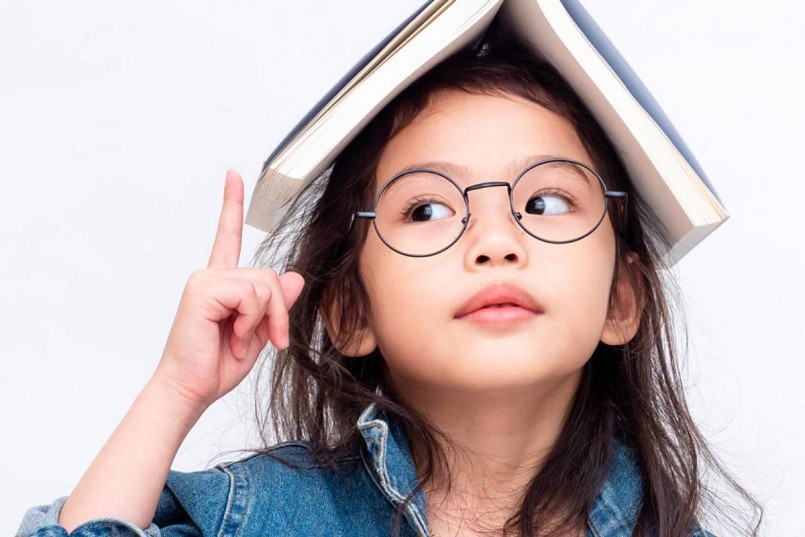 Nhiều trẻ em phải đeo kính từ rất sớm do thói quen học tập và sinh hoạt chưa hợp lý.