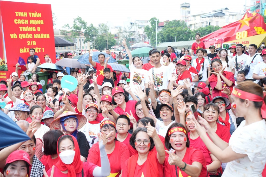 Người dân hân hoan chào đón Quốc khánh 02/9