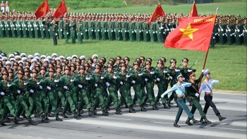 Cách tránh say nắng, kiệt sức giữa đám đông khi xem diễu binh 2/9