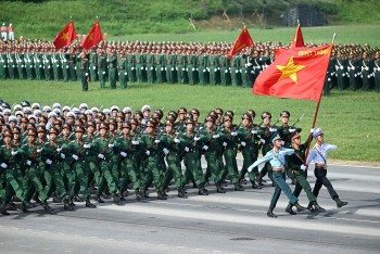 Cách tránh say nắng, kiệt sức giữa đám đông khi xem diễu binh 2/9