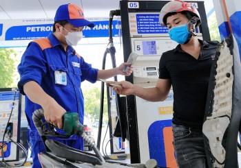 Giá xăng dầu trong nước đồng loạt tăng mạnh, RON95 vượt 20.300 đồng/lít
