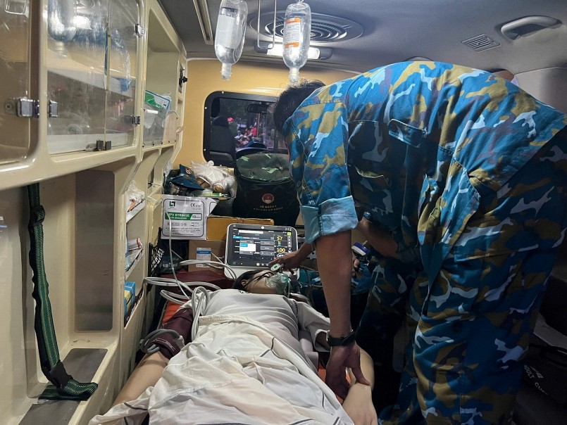 Người phụ nữ ngất xỉu khi đang chờ xem sơ duyệt - Ảnh: Lê Hảo