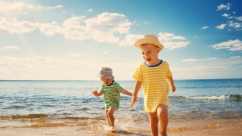 Bí quyết chăm sóc da cho trẻ viêm da cơ địa khi đi du lịch dịp lễ 2/9