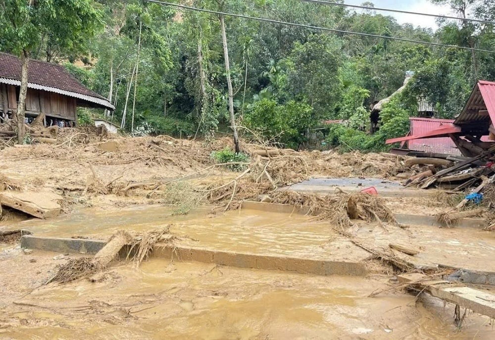 Phó Chủ tịch UBND tỉnh Mai Xuân Liêm kiểm tra, chỉ đạo khắc phục thiệt hại sau bão số 5 tại xã Yên Nhân và Bát Mọt