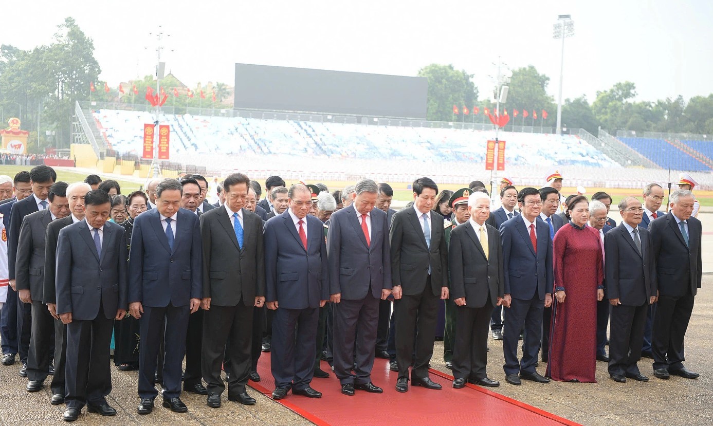 Lãnh đạo, nguyên Đảng, Nhà nước vào Lăng viếng Chủ tịch Hồ Chí Minh, sáng 1/9. Ảnh: Hoàng Phong