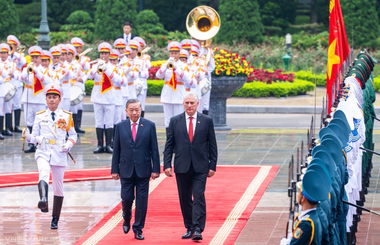 Tổng Bí thư Tô Lâm và Bí thư thứ nhất, Chủ tịch Cuba Miguel Diaz-Canel Bermudez duyệt đội danh dự tại Phủ Chủ tịch ngày 1/9. Ảnh: Giang Huy