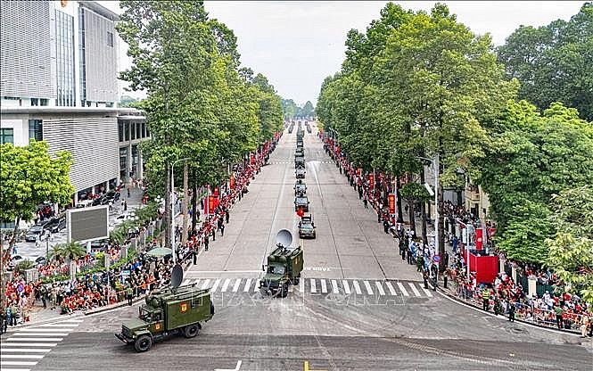 Lực lượng xe, pháo của Quân đội diễu binh trên tuyến đường Hùng Vương. Ảnh: Phạm Tuấn Anh/TTXVN