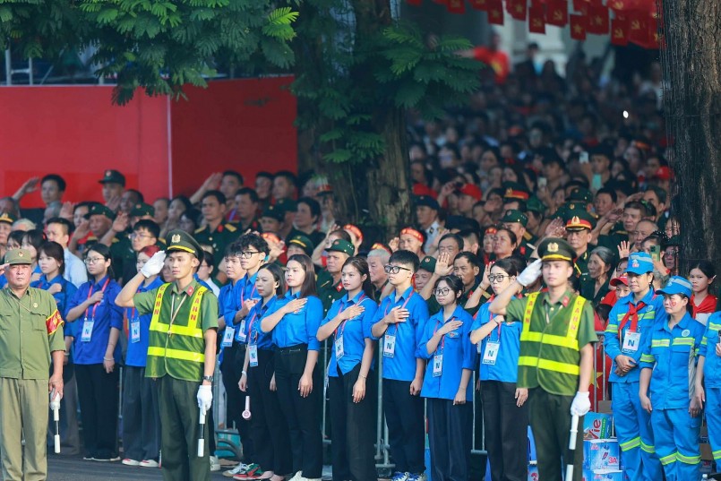 Khoảnh khắc chào cờ trang nghiêm.