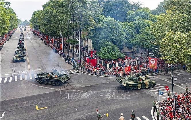 Khối xe Tăng thiết giáp di chuyển từ đường Hùng Vương sang phố Trần Phú. Ảnh: TTXVN