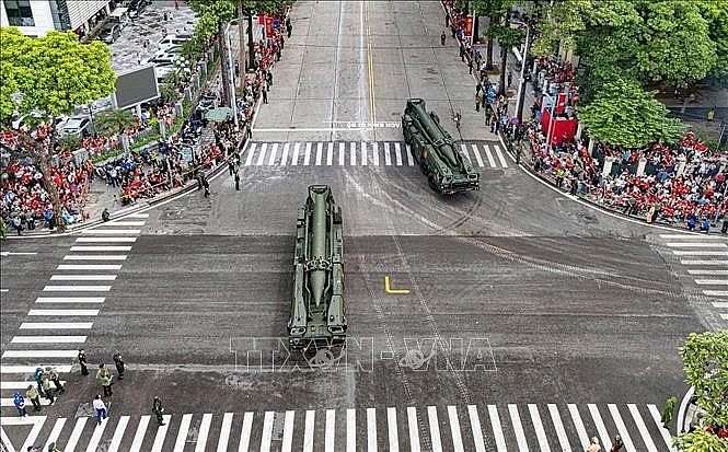 Tổ hợp tên lửa đạn đạo Scud-B với tên lửa đối đất R-17E diễu binh trên tuyến đường Hùng Vương. Ảnh: TTXVN