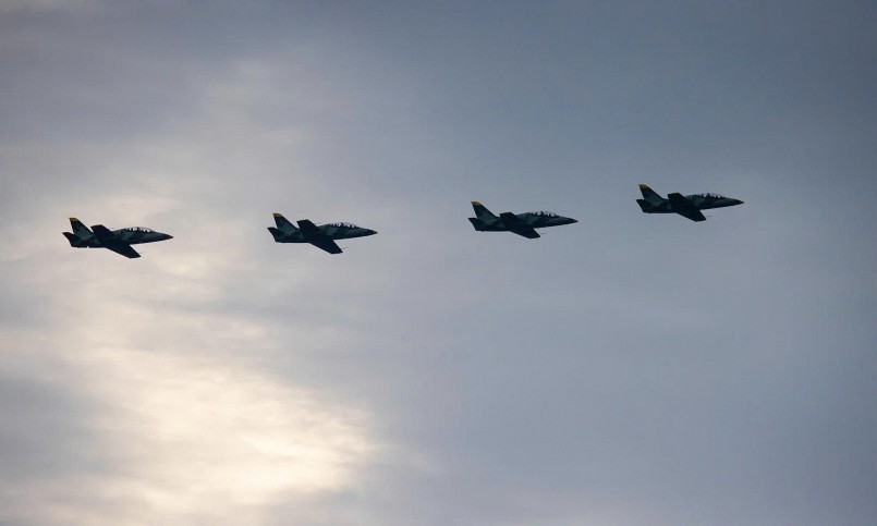 4 chiếc L-39NG bay ngang qua Quảng trường Ba Đình trong đội hình thẳng hàng, đều đặn và đẹp mắt, tạo nên khoảnh khắc hùng tráng trên bầu trời ngày đại lễ 4 chiếc L-39NG bay ngang qua Quảng trường Ba Đình trong đội hình thẳng hàng, đều đặn và đẹp mắt, tạo nên khoảnh khắc hùng tráng trên bầu trời ngày đại lễ