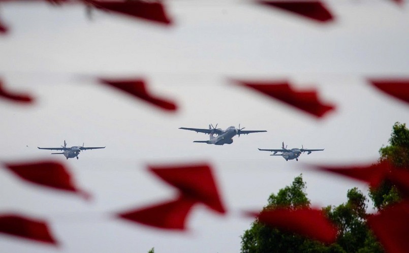 Tại sân bay Gia Lâm (Hà Nội), đội hình gồm 3 máy bay vận tải, một chiếc Casa C-295 và 2 chiếc Casa C-212 đồng loạt cất cánh, nhập đội hình, bay trên bầu trời khu vực Quảng trường Ba Đình Tại sân bay Gia Lâm (Hà Nội), đội hình gồm 3 máy bay vận tải, một chiếc Casa C-295 và 2 chiếc Casa C-212 đồng loạt cất cánh, nhập đội hình, bay trên bầu trời khu vực Quảng trường Ba Đình