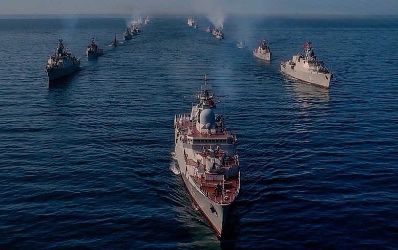 Các lực lượng diễu binh trên biển triển thực hiện nghi lễ chào cờ