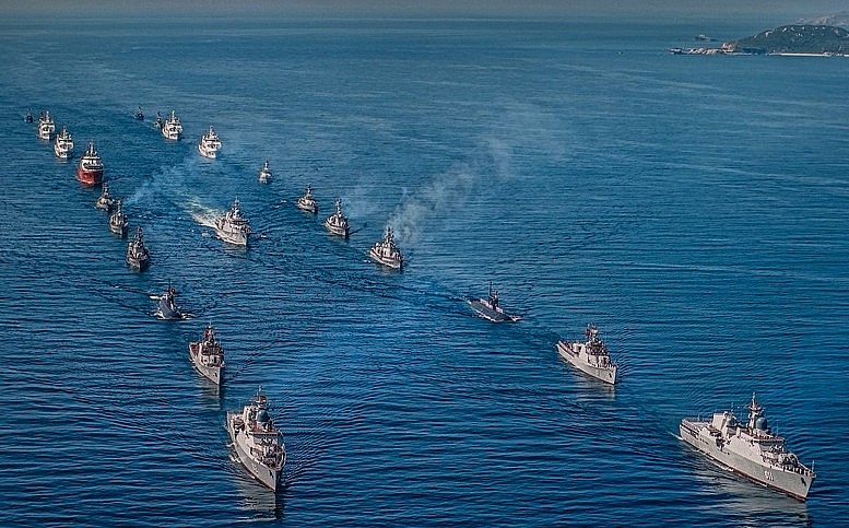 Tàu chỉ huy (đi giữa) đang duyệt đội hình diễu binh trên biển