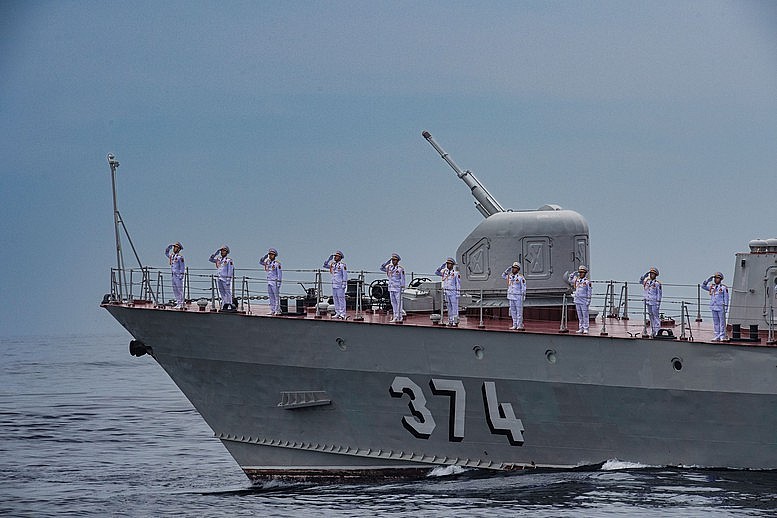 Tàu tên lửa bắn nhanh rời bến làm nhiệm vụ