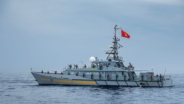 Ngoài ra, còn có các biên đội tàu SPA 4207 của Bộ đội Biên phòng. Đây là loại tàu tuần tra cao tốc được thiết kế cho các nhiệm vụ tuần tra, bảo vệ bờ biển, tìm kiếm cứu nạn và an toàn hàng hải.