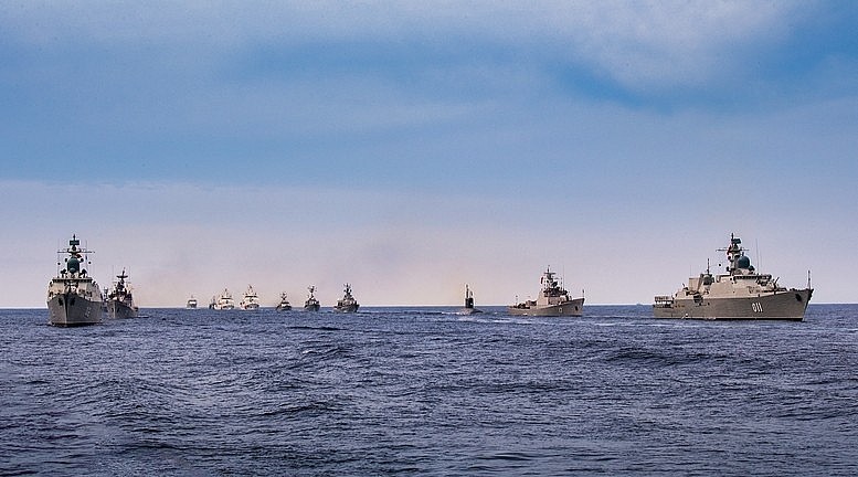 Các biên đội tàu cơ động vào vị trí đội hình.