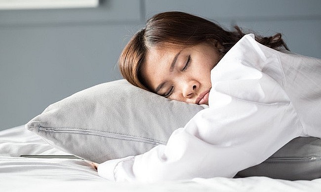 Chọn một giờ đi ngủ và thức dậy hợp lý mà bạn có thể duy trì lâu dài. 