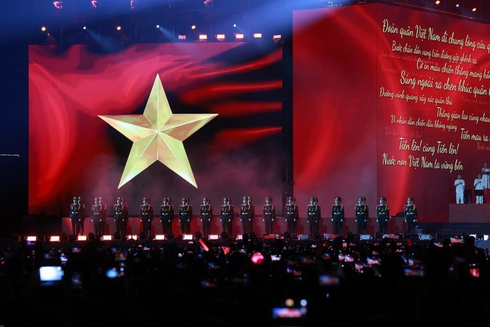 Không khí trang nghiêm trong khoảnh khắc ca khúc “Tiến quân ca” vang lên. Ảnh: Hải Nguyễn