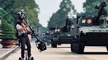 Người đứng sau cú máy đẹp chuẩn điện ảnh gây ‘sốt’ ở lễ diễu binh A80 là ai?