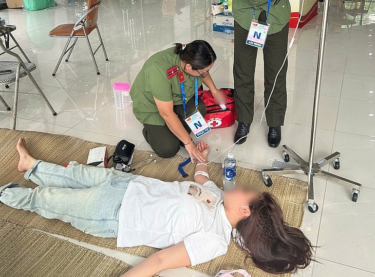 Nhiều trường hợp ngất xỉu vì nắng nóng.