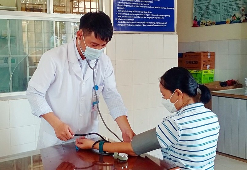 Người dân đến khám bệnh tại trạm y tế xã.