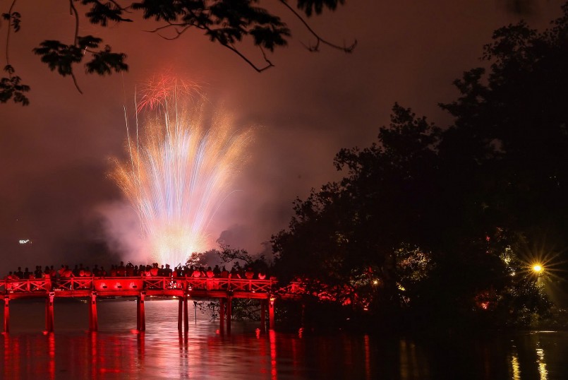 Biển người chen kín quanh hồ Hoàn Kiếm, hân hoan hướng mắt lên bầu trời rực sáng pháo hoa mừng ngày lễ lớn Biển người chen kín quanh hồ Hoàn Kiếm, hân hoan hướng mắt lên bầu trời rực sáng pháo hoa mừng ngày lễ lớn