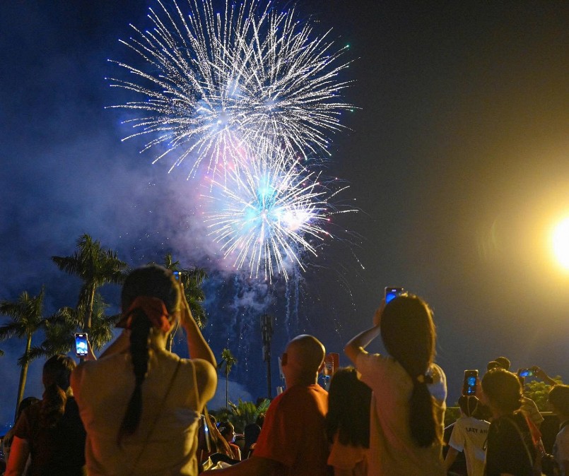 Người dân hào hứng theo dõi màn pháo hoa tầm cao đầy màu sắc, không quên việc quay phim, chụp ảnh, livestream để lưu giữ lại những khoảnh khắc đẹp. Người dân hào hứng theo dõi màn pháo hoa tầm cao đầy màu sắc, không quên việc quay phim, chụp ảnh, livestream để lưu giữ lại những khoảnh khắc đẹp.