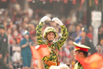 Khoảnh khắc đẹp của quân dân gắn kết trong ngày đại Lễ