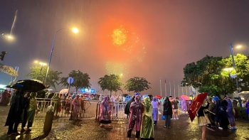 Người dân TP.HCM đội mưa ngắm pháo hoa mừng 80 năm Quốc khánh