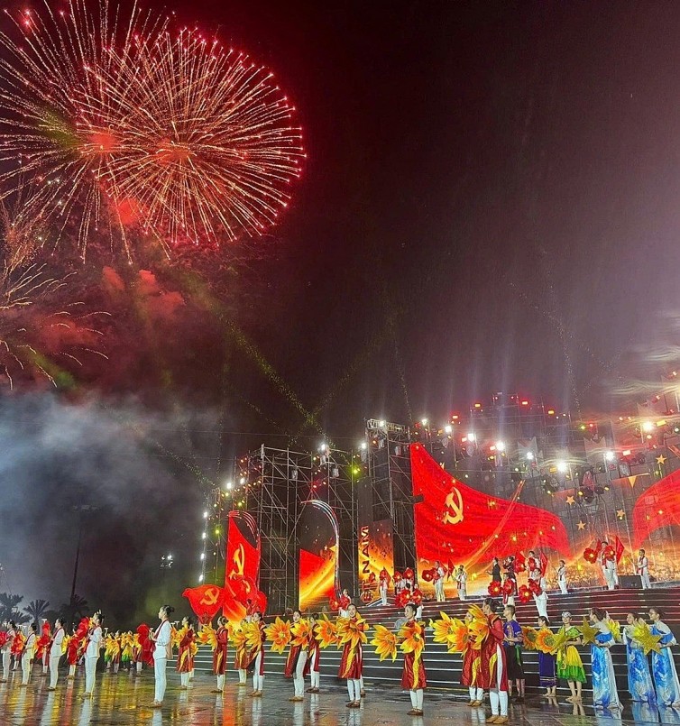 Tối 2/9, TPHCM xuất hiện cơn mưa lớn ngay trước giờ diễn ra chương trình nghệ thuật đặc biệt Ánh Sao Độc Lập và màn bắn pháo hoa chào mừng 80 năm Quốc khánh 2/9. Tối 2/9, TPHCM xuất hiện cơn mưa lớn ngay trước giờ diễn ra chương trình nghệ thuật đặc biệt Ánh Sao Độc Lập và màn bắn pháo hoa chào mừng 80 năm Quốc khánh 2/9.