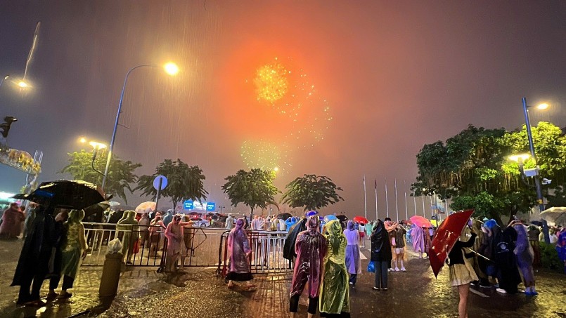Trong niềm hứng khởi chào mừng ngày trọng đại của đất nước, hàng nghìn người dân vẫn đội mưa đổ về phố đi bộ Nguyễn Huệ và các điểm cầu khu vực Bình Dương, Vũng Tàu để thưởng thức nghệ thuật và chờ xem pháo hoa Trong niềm hứng khởi chào mừng ngày trọng đại của đất nước, hàng nghìn người dân vẫn đội mưa đổ về phố đi bộ Nguyễn Huệ và các điểm cầu khu vực Bình Dương, Vũng Tàu để thưởng thức nghệ thuật và chờ xem pháo hoa