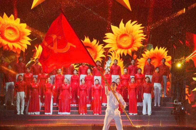 Dù trời đổ mưa lớn, dàn nghệ sĩ của chương trình Ánh Sao Độc Lập tại các điểm cầu vẫn biểu diễn hết mình. Dù trời đổ mưa lớn, dàn nghệ sĩ của chương trình Ánh Sao Độc Lập tại các điểm cầu vẫn biểu diễn hết mình.