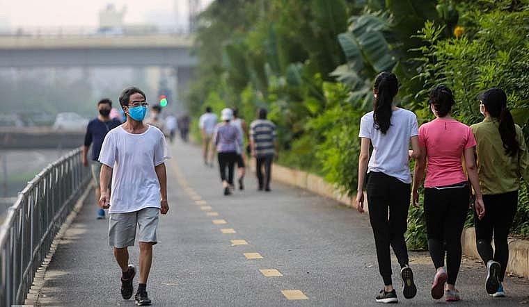 Đi bộ nhanh là hình thức vận động đơn giản, dễ thực hiện và an toàn bậc nhất.