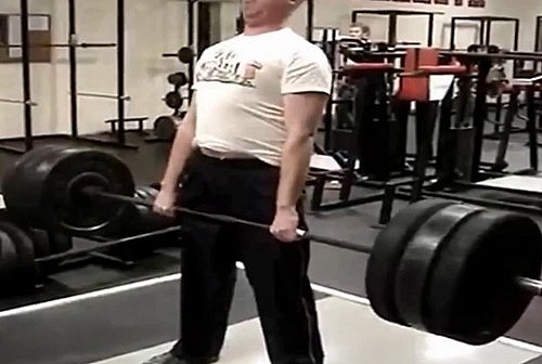 Việc nâng tạ nặng thường đi kèm với phản xạ nín thở, làm tăng áp lực đột ngột trong lồng ngực và khiến huyết áp tăng vọt một cách nguy hiểm.