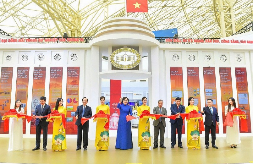 Thống đốc NHNN Việt Nam Nguyễn Thị Hồng, Phó Thống đốc thường trực Đào Minh Tú cùng các Phó Thống đốc Đoàn Thái Sơn, Phạm Thanh Hà, Nguyễn Ngọc Cảnh và Chủ tịch HĐQT BIDV Phan Đức Tú cắt băng khai trương gian triển lãm Ngân hàng Việt Nam