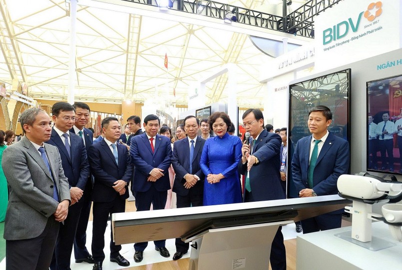 Đại diện BIDV giới thiệu các sản phẩm tài chính số tới Ban Lãnh đạo Ngân hàng Nhà nước Việt Nam tại gian trưng bày của BIDV