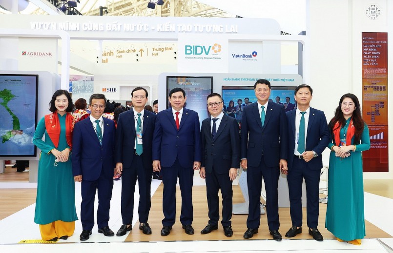 Đồng chí Lê Quốc Minh - Ủy viên Trung ương Đảng, Phó Trưởng Ban Tuyên Giáo và Dân vận Trung ương, Tổng Biên tập báo Nhân dân - tham quan gian trưng bày triển lãm của BIDV