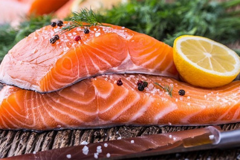 Đứng đầu danh sách không thể không nhắc đến các loại cá béo như cá hồi, cá trích, cá mòi và cá thu.