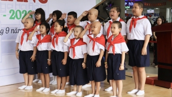 Khi tiếng trống khai giảng vang lên giữa bệnh viện ung bướu